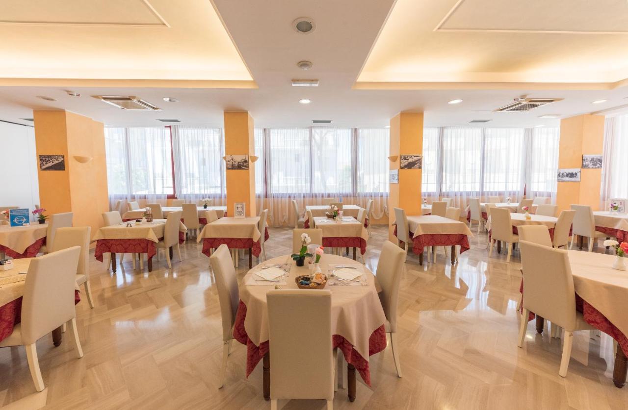 Hotel Nobel Rimini Buitenkant foto