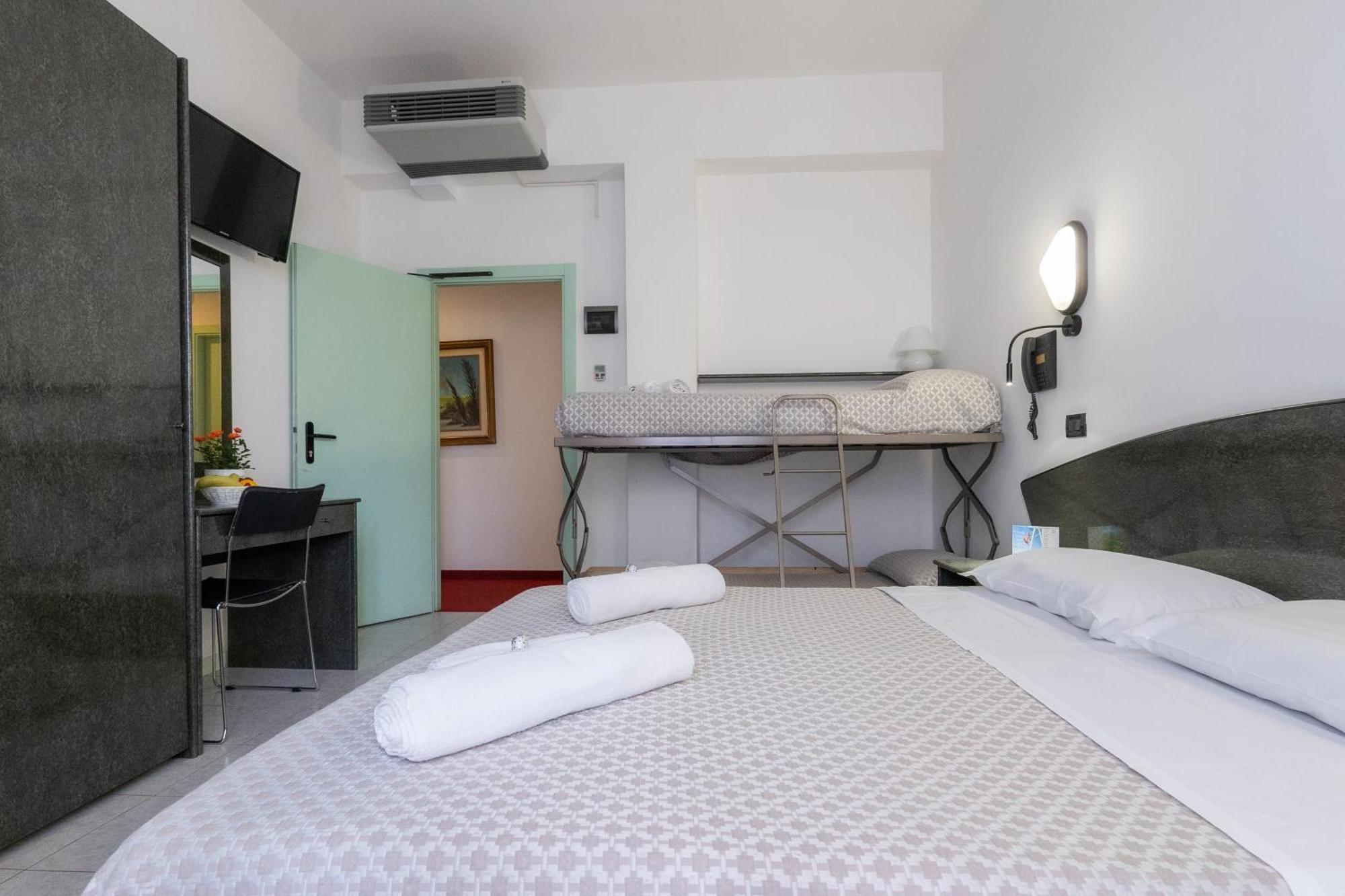 Hotel Nobel Rimini Buitenkant foto