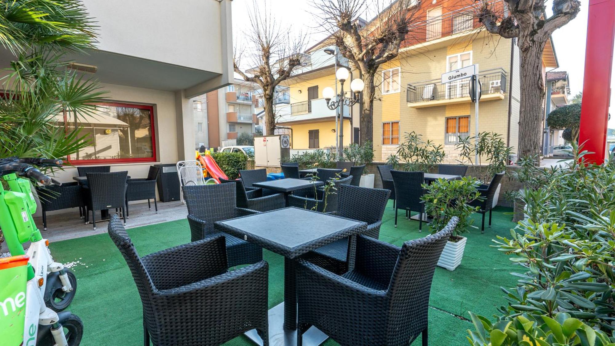 Hotel Nobel Rimini Buitenkant foto