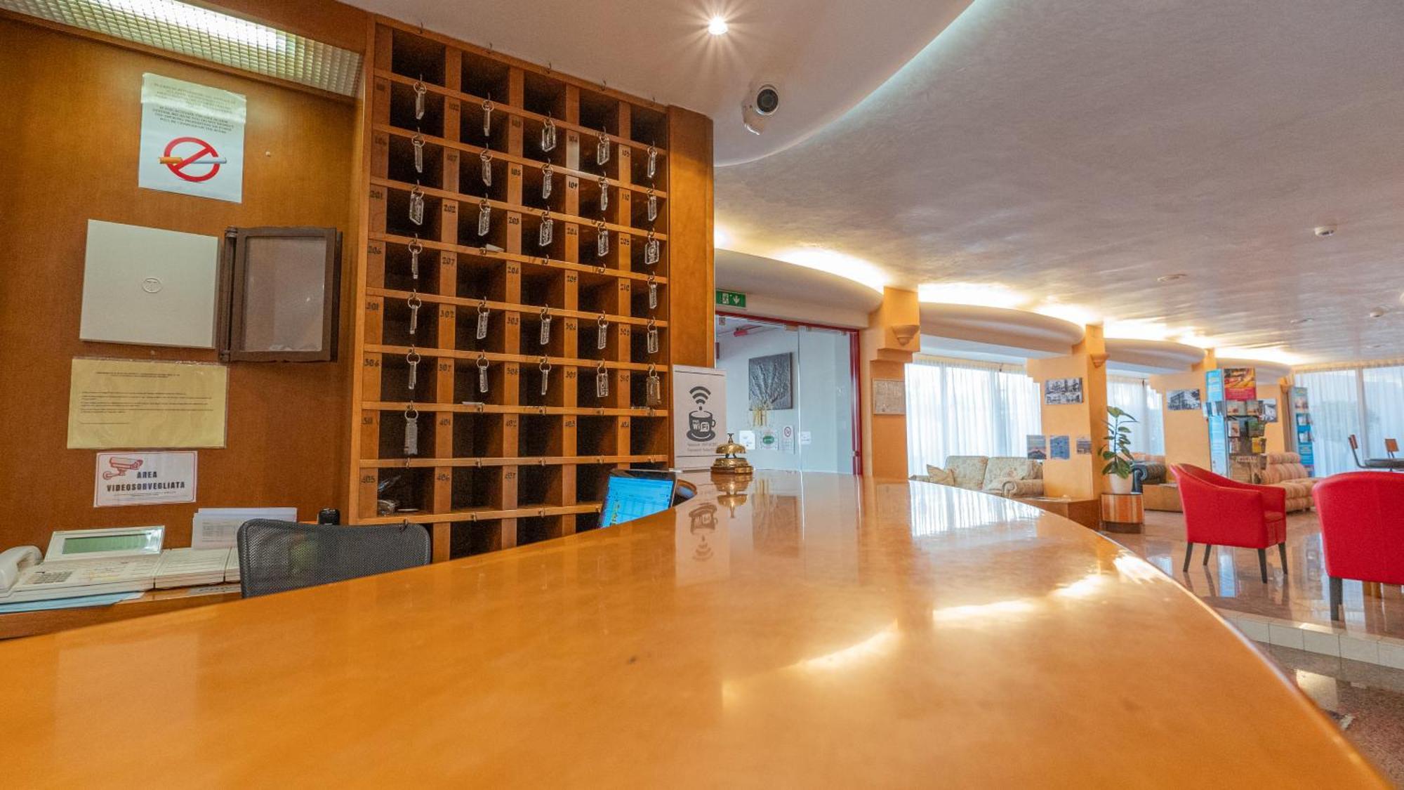 Hotel Nobel Rimini Buitenkant foto