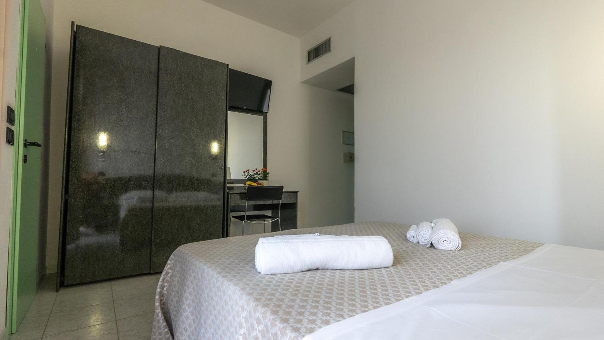 Hotel Nobel Rimini Buitenkant foto